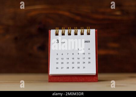 März 2023. Der Monatskalender für 2023 liegt auf dem Tisch Stockfoto