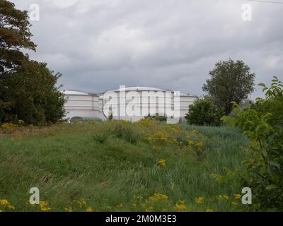 Horizontales Foto des Lagers Oiltanking Stolthaven Antwerpen in der Nähe des Polderdorfes Lillo Stockfoto