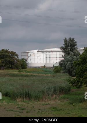 Lillo, Belgien, 31. Juli 2022 Nahaufnahme des Öltankers Stolthaven Antwerpen in der Nähe des Polderdorfes Lillo Stockfoto