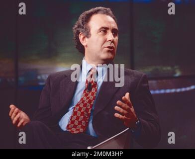 Italienische Journalistin Michele Santoro bei der Fernsehsendung Maurizio Costanzo Show, Rom, Italien 1994 Stockfoto