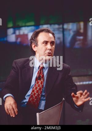 Italienische Journalistin Michele Santoro bei der Fernsehsendung Maurizio Costanzo Show, Rom, Italien 1994 Stockfoto