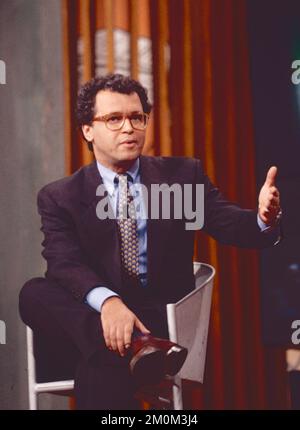 Italienischer Journalist Enrico Mentana bei der Fernsehsendung Maurizio Costanzo Show, Rom, Italien 1994 Stockfoto