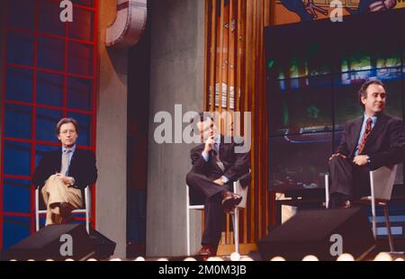 Italienische Journalisten Vittorio Feltri, Enrico Mentana und Michele Santoro bei der Fernsehsendung Maurizio Costanzo Show, Rom, Italien 1994 Stockfoto