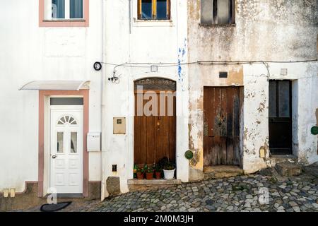 Vier Türen in weiß getünchten Häusern der Monchique, Algarve, Portugal Stockfoto