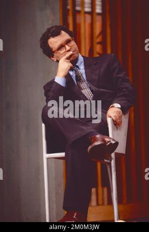 Italienischer Journalist Enrico Mentana bei der Fernsehsendung Maurizio Costanzo Show, Rom, Italien 1994 Stockfoto