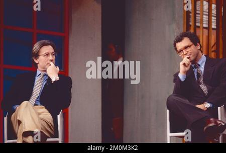 Italienische Journalisten Vittorio Feltri und Enrico Mentana bei der Fernsehsendung Maurizio Costanzo Show, Rom, Italien 1994 Stockfoto