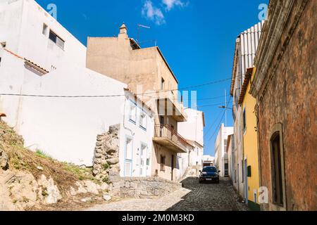 Weiß getünchte Architektur des bergigen Monchique, Algarve, Portugal Stockfoto