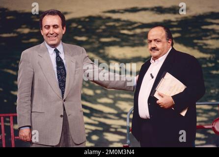 Italienische Journalisten Michele Santoro (links) und Maurizio Costanzo bei der Fernsehsendung Maurizio Costanzo Show, Rom, Italien 1993 Stockfoto