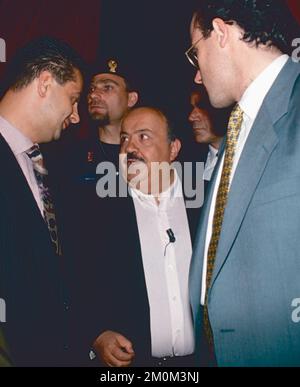 Italienischer Journalist Maurizio Costanzo (Zentrum) bei der Fernsehsendung Maurizio Costanzo Show, Rom, Italien 1993 Stockfoto