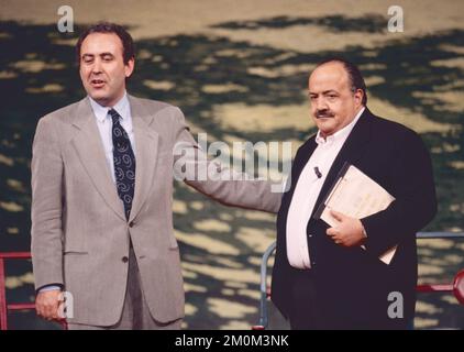 Italienische Journalisten Michele Santoro (links) und Maurizio Costanzo bei der Fernsehsendung Maurizio Costanzo Show, Rom, Italien 1993 Stockfoto