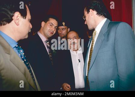 Italienischer Journalist Maurizio Costanzo (Zentrum) bei der Fernsehsendung Maurizio Costanzo Show, Rom, Italien 1993 Stockfoto