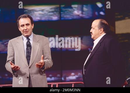 Italienische Journalisten Michele Santoro (links) und Maurizio Costanzo bei der Fernsehsendung Maurizio Costanzo Show, Rom, Italien 1993 Stockfoto