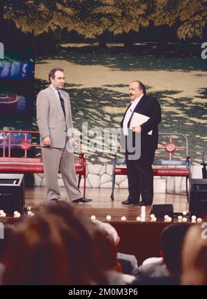 Italienische Journalisten Michele Santoro (links) und Maurizio Costanzo bei der Fernsehsendung Maurizio Costanzo Show, Rom, Italien 1993 Stockfoto