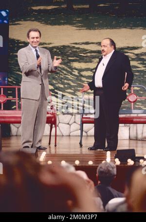 Italienische Journalisten Michele Santoro (links) und Maurizio Costanzo bei der Fernsehsendung Maurizio Costanzo Show, Rom, Italien 1993 Stockfoto