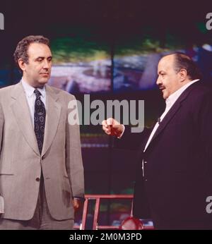 Italienische Journalisten Michele Santoro (links) und Maurizio Costanzo bei der Fernsehsendung Maurizio Costanzo Show, Rom, Italien 1993 Stockfoto