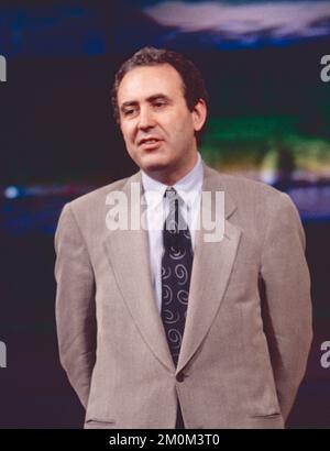 Italienische Journalistin Michele Santoro bei der Fernsehsendung Maurizio Costanzo Show, Rom, Italien 1993 Stockfoto