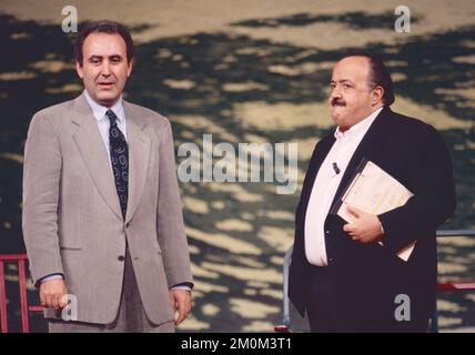 Italienische Journalisten Michele Santoro (links) und Maurizio Costanzo bei der Fernsehsendung Maurizio Costanzo Show, Rom, Italien 1993 Stockfoto