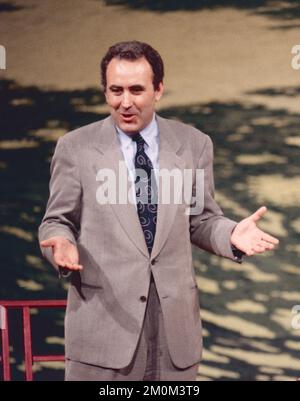 Italienische Journalistin Michele Santoro bei der Fernsehsendung Maurizio Costanzo Show, Rom, Italien 1993 Stockfoto