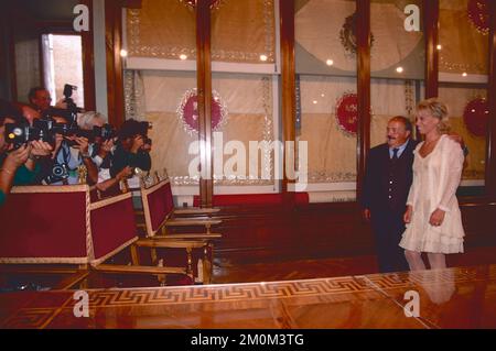 Der italienische Journalist Maurizio Costanzo und die Journalistin und Fernsehmoderatorin Maria De Filippi auf ihrer Hochzeit, Rom, Italien 1995 Stockfoto