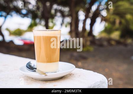 Drei Schichten – Kaffee, Milch und Likör – machen köstlichen Barraquito, eine Spezialität der Kanarischen Inseln, Spanien Stockfoto