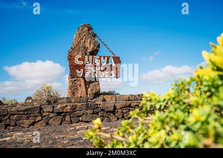 Cueva de los Verdes Schild mit Informationen über die atemberaubende Höhle von Verdes, Lanzarote, Kanarische Inseln, Spanien Stockfoto