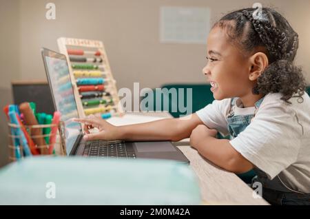 Heimunterricht, Online-Unterricht und glückliches Mädchen, das Mathematik in einer digitalen Computer-App studiert. Schule, Lächeln und Kind, das an Technologie arbeitet Stockfoto