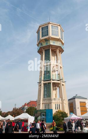 Der antike Wasserturm auf dem Hauptplatz, Siofok, Somogy County, Ungarn Stockfoto