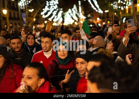 Barcelona, Spanien. 06.. Dezember 2022. Während der Feierlichkeiten für den Sieg der marokkanischen Fußballmannschaft über Spanien im Stadtzentrum nach dem Fußballspiel wird eine Menschenmenge gesehen. Als Überraschungssieg schlug die marokkanische Mannschaft Spanien bei den Elfmetern und ging ins Viertelfinale, wo sie Portugal zum ersten Mal in ihrer Geschichte gegenüberstehen wird. (Foto: Davide Bonaldo/SOPA Images/Sipa USA) Guthaben: SIPA USA/Alamy Live News Stockfoto