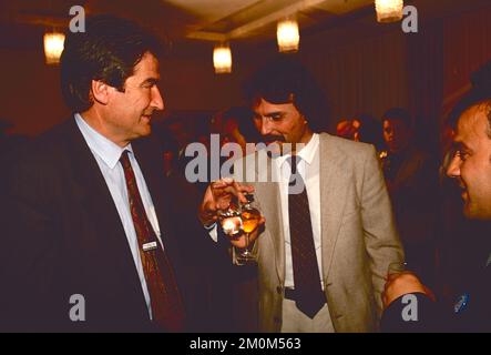 Albanischer Politikerpräsident Sali Berisha (links), Führer der Demokratischen Partei, Tirana, Albanien 1992 Stockfoto