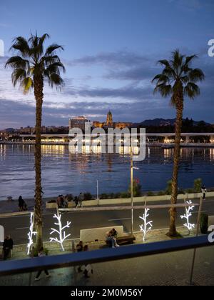 Blick auf Málaga in der Abenddämmerung vom Hafen. Spanien. Stockfoto