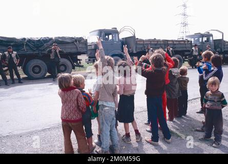 Italienische Militärfahrzeuge, die Hilfsgüter in den Süden Albaniens bringen, 1992 Stockfoto