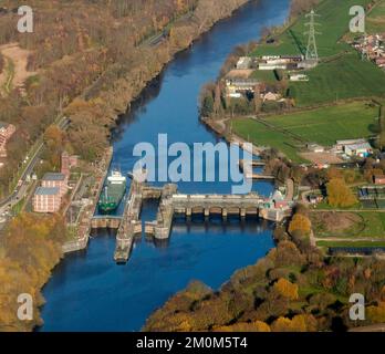 Ein Luftbild einer Schleuse auf dem Manchester Ship Canal, mit einem Schiff flussabwärts, in Irlam. Westlich von Manchester. nordwestengland, Großbritannien Stockfoto