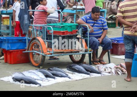 Fischmarkt in Puerto Lopez, Ecuador. Puerto López (16.000 Einwohner) ist ein kleines Fischerdorf in einer bogenförmigen Bucht an der Pazifikküste der EG Stockfoto