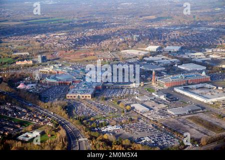 Das Trafford Centre, Manchester, im Dezember aus der Vogelperspektive mit vollen Parkplätzen im Nordwesten Englands Stockfoto