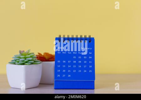 Desktop-Kalender für Februar 2023 auf dem Tisch Stockfoto