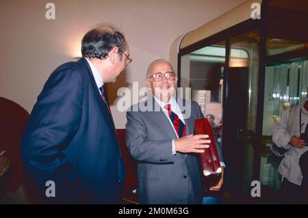 Italienische Journalisten Giorgio Santerini (links) und Giovanni Giovannini, Rom, Italien 1994 Stockfoto