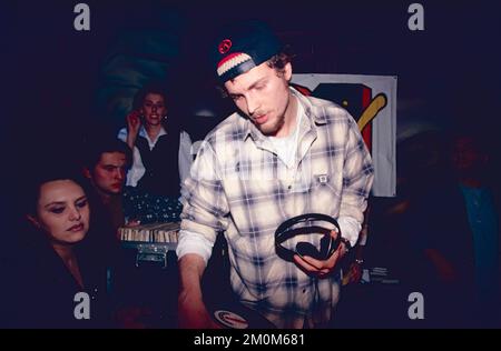 Italienischer DJ, Sänger und Songwriter Lorenzo Cherubini alias Jovanotti im Disco-Club Alien, Rom, Italien 1994 Stockfoto