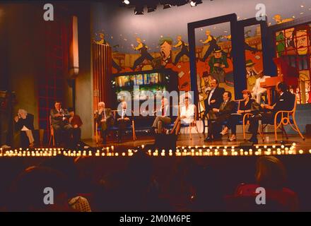 Der italienische Journalist Maurizio Costanzo und die Moderatoren der Fernsehsendung Maurizio Costanzo Show, Rom, Italien 1993 Stockfoto