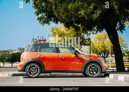 Dubai, VAE, Vereinigte Arabische Emirate - 25. Mai 2021: Red Color Car Mini Cooper Mini Countryman Parking in der City Street. Mini Countryman, auch Mini genannt Stockfoto