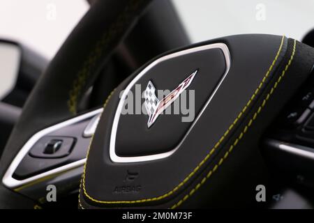 Eine Kurzdarstellung des Lenkrads der Corvette C8-R Edition mit gelben Nähten und Logo. Stockfoto