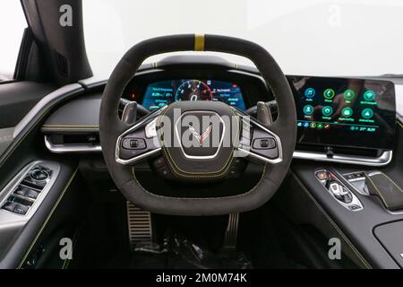 Das Lenkrad und die Armaturentafel der Corvette C8-R Edition, Fahreransicht. Stockfoto