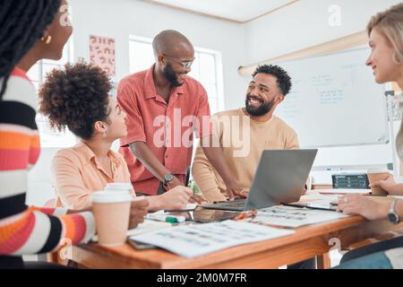 Eine Gruppe vielseitiger Geschäftsleute, die in einem modernen Büro eine Besprechung abhalten. Junger, fröhlicher afroamerikanischer Geschäftsmann, der lacht und mit ihm spricht Stockfoto