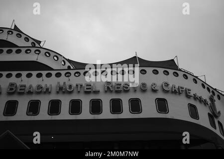 Pangandaran, Indonesien - 30. Oktober 2022 : Monochromfoto des Krisna Beach Hotels mit einzigartiger Form und einem Schiff auf dem Dach eines Gebäudes Stockfoto