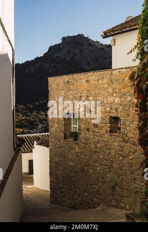 Ein vertikales Bild einer historischen Steingasse im Dorf Villaluenga del rosario in Cadiz, Andalusien Stockfoto