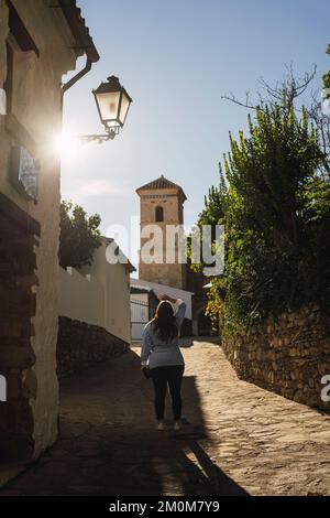 Ein vertikales Bild einer historischen Steingasse im Dorf Villaluenga del rosario in Cadiz, Andalusien Stockfoto