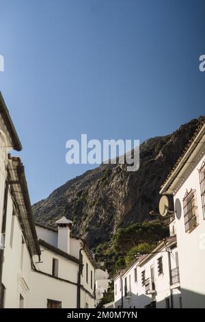 Ein vertikales Bild einer historischen Gasse in der Nähe der Berge in Villaluenga del rosario in Cadiz, Andalusien Stockfoto