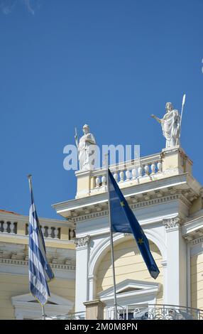 Das neoklassizistische Stathatos Mansion, erbaut 1895, beherbergt jetzt das Museum für kykladische Kunst in Athen, Griechenland. Details mit Statuen. Stockfoto