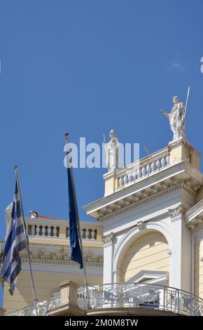 Das neoklassizistische Stathatos Mansion, erbaut 1895, beherbergt jetzt das Museum für kykladische Kunst in Athen, Griechenland. Details mit Statuen. Stockfoto