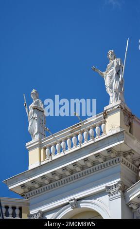 Das neoklassizistische Stathatos Mansion, erbaut 1895, beherbergt jetzt das Museum für kykladische Kunst in Athen, Griechenland. Details mit Statuen. Stockfoto