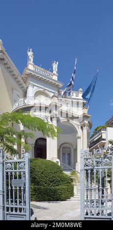 Das neoklassizistische Stathatos Mansion, erbaut 1895, beherbergt jetzt das Museum für kykladische Kunst in Athen, Griechenland. Details mit Statuen. Stockfoto